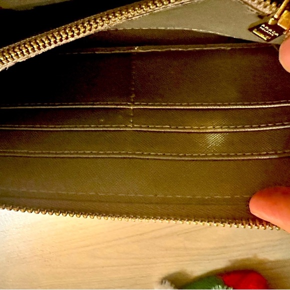 Prada Safianno wallet with 3 compartments. GUC - Picture 9 of 10